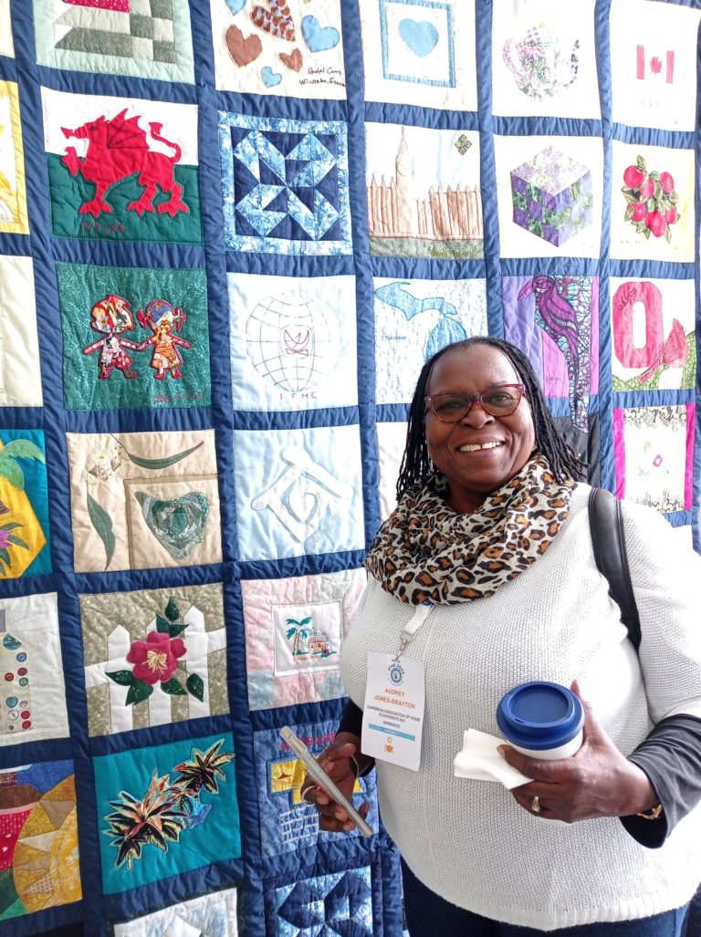 Audrey Jones-Drayton präsentiert einen Quilt aus Barbados.